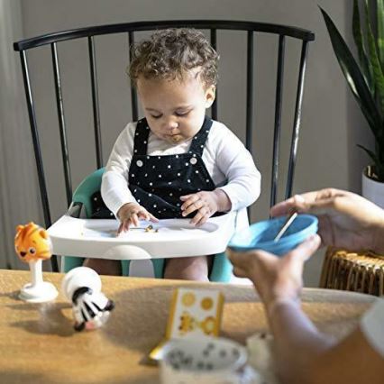 Baby Einstein - Стільчик-бустер для годування з 2 іграшками 2в1 DINE&DISCOVER