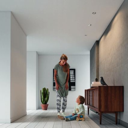 Philips - набір із 3 LED RGBW вбудованих світильників зі змінною яскравістю, 1×GU10/4,8 Вт/230 В, глянцевий хром + пульт дистанційного керування