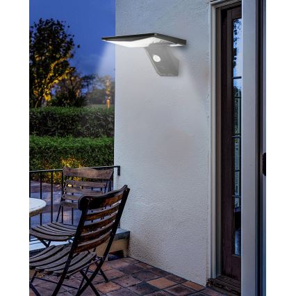 Светодиодный настенный светильник на солнечной батарее с датчиком LED/2,6W/5,5V IP65 1800 mAh черный