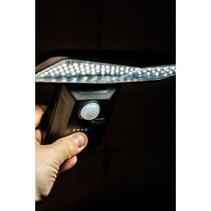 Светодиодный настенный светильник на солнечной батарее с датчиком LED/2,6W/5,5V IP65 1800 mAh черный