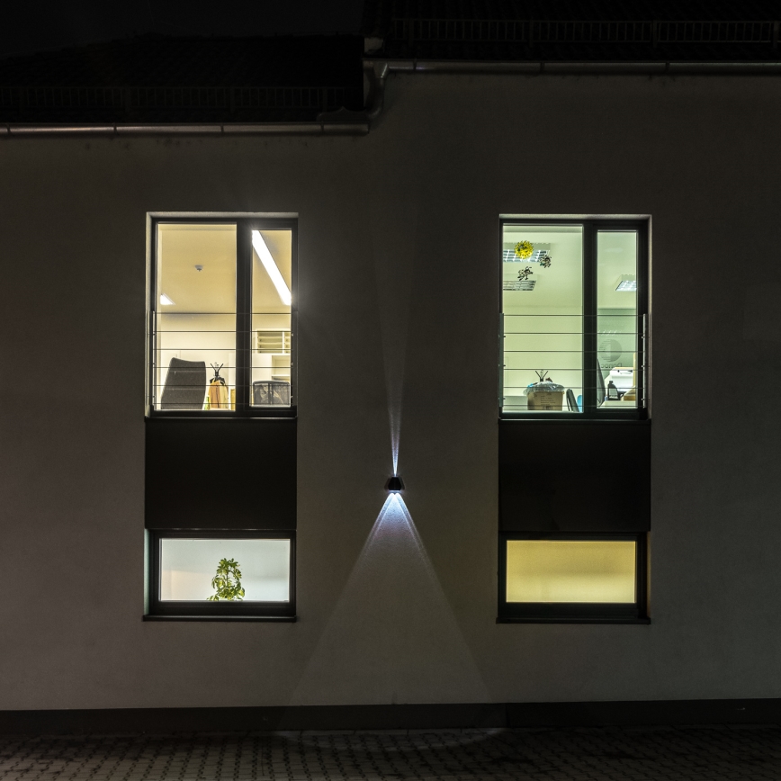 Светодиодный солнечный настенный светильник с датчиком LED/2W/5V IP54 1300 мАч