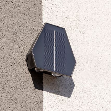 Світлодіодний настінний світильник з датчиком на сонячній батареї LED/2W/5V IP54 1300 mAh