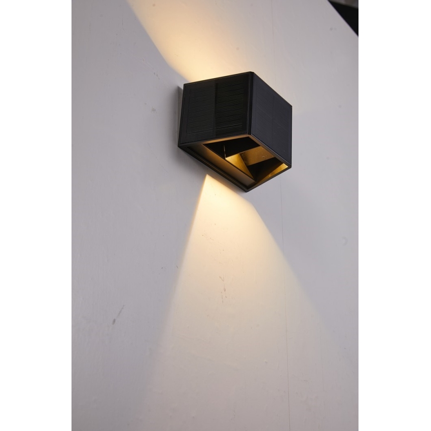 Светодиодный настенный светильник на солнечной батарее с датчиком LED/2W/5V IP54 1300 mAh