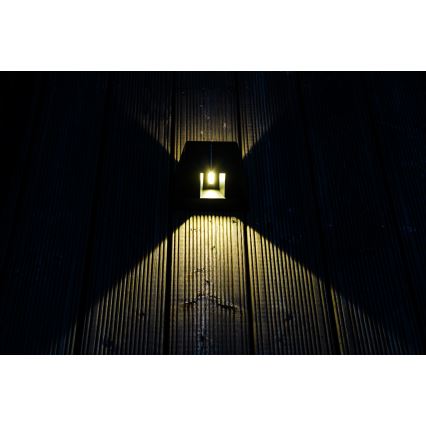Светодиодный настенный светильник на солнечной батарее с датчиком LED/2W/5V IP54 1300 mAh