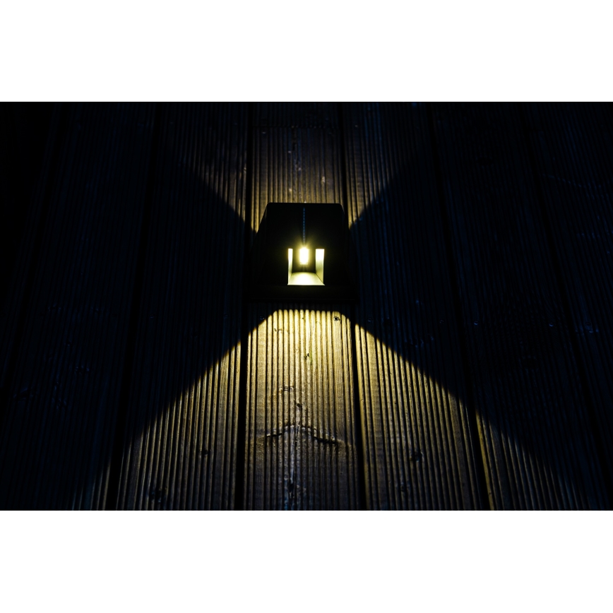 Светодиодный настенный светильник на солнечной батарее с датчиком LED/2W/5V IP54 1300 mAh