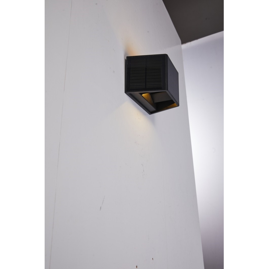 Світлодіодний настінний світильник з датчиком на сонячній батареї LED/2W/5V IP54 1300 mAh