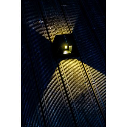 Світлодіодний настінний світильник з датчиком на сонячній батареї LED/2W/5V IP54 1300 mAh