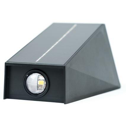 Світлодіодний настінний світильник з датчиком на сонячній батареї LED/2W/5V IP54 1300 mAh