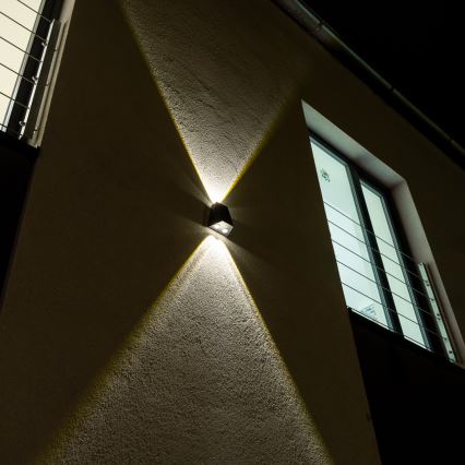 Світлодіодний настінний світильник з датчиком на сонячній батареї LED/2W/5V IP54 1300 mAh
