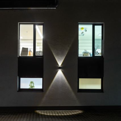 Світлодіодний настінний світильник з датчиком на сонячній батареї LED/2W/5V IP54 1300 mAh