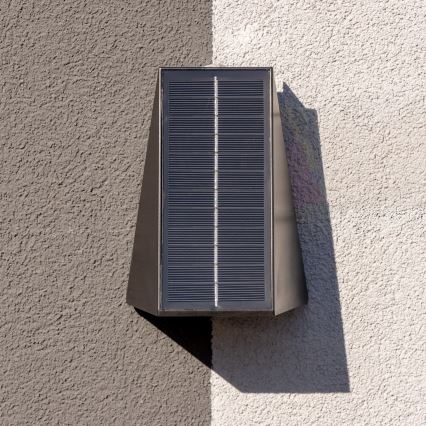 Світлодіодний настінний світильник з датчиком на сонячній батареї LED/2W/5V IP54 1300 mAh