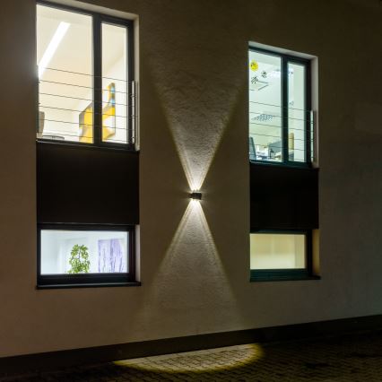 Світлодіодний настінний світильник з датчиком на сонячній батареї LED/2W/5V IP54 1300 mAh