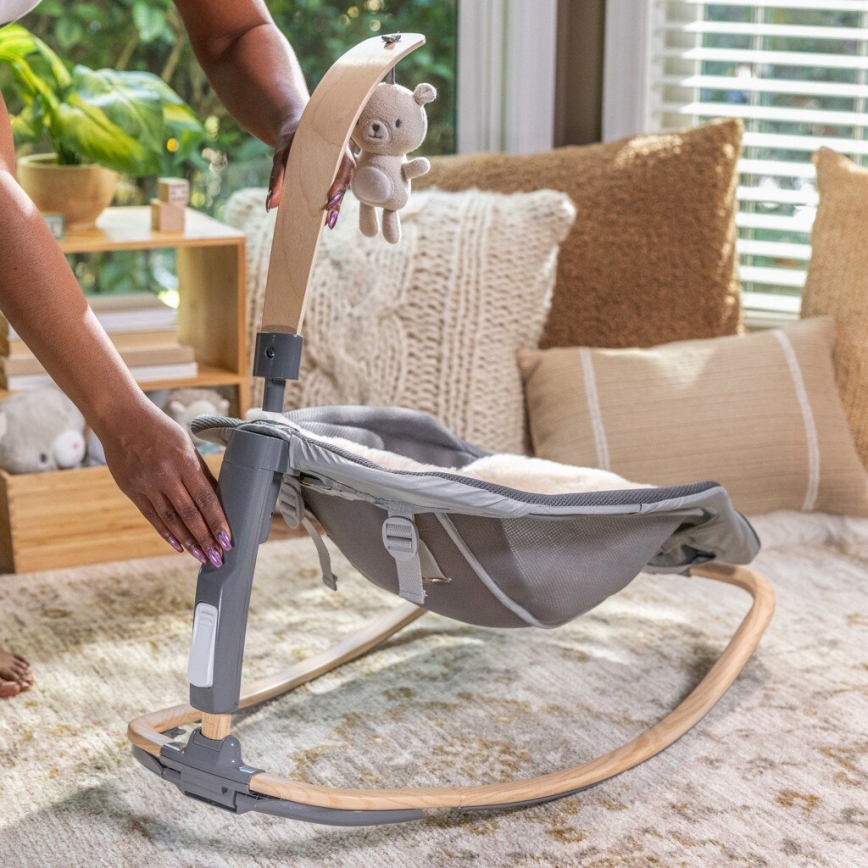 Ingenuity - Дитяче вібруюче лежачко з мелодією EVERY SEASON WESLEY 3xC сірий