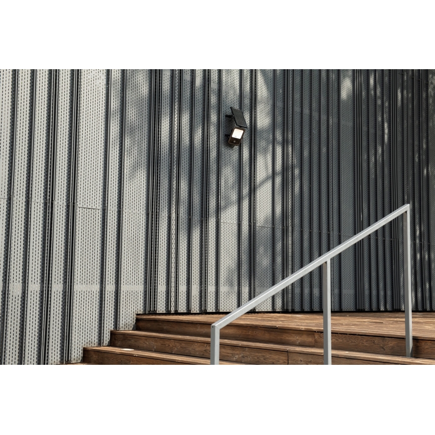 Светодиодный прожектор с регулированием яркости с солнечной панелью и датчиком освещенности LED/15W/15000 mAh 3,2V IP65 + дистанционное управление