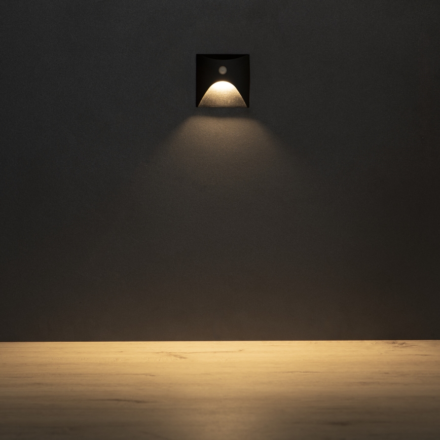 Светодиодный лестничный светильник с датчиками движения и сумерек EXIN LED/2,5W/230V 3000K IP65, черный, квадратный