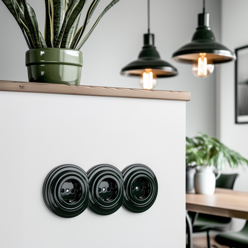 Kliklap - Потрійна побутова ретро-розетка у рамці SCHUKO 230 В зелена