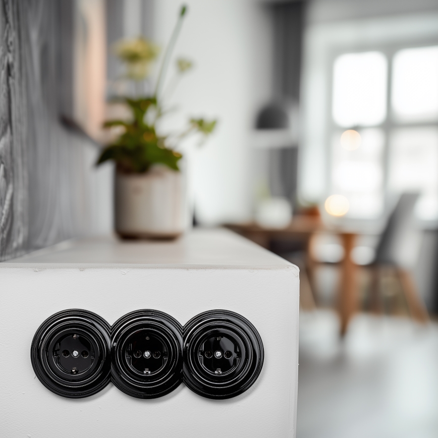 Kliklap - Потрійна побутова ретро-розетка з рамкою SCHUKO 230V чорна