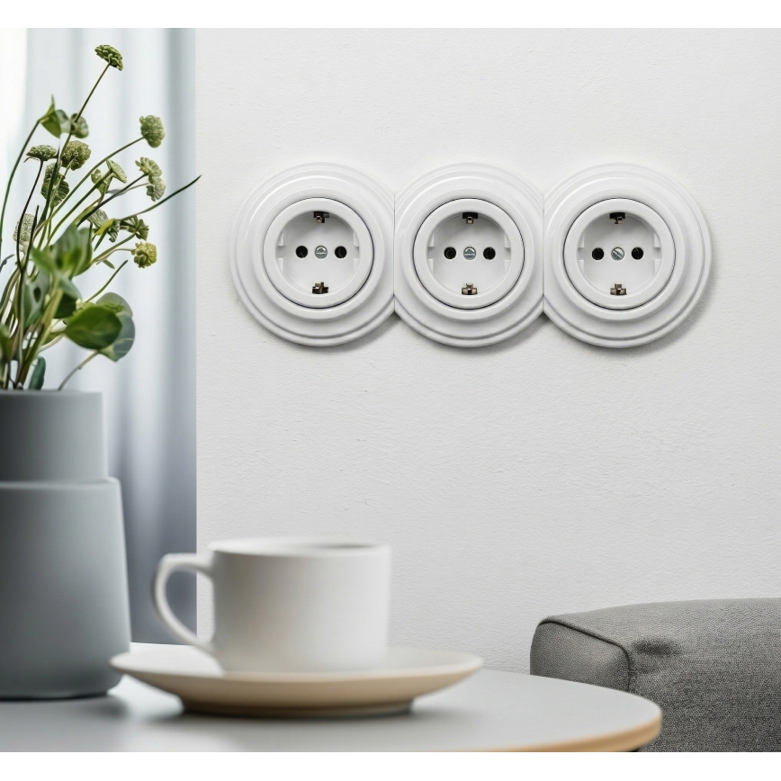 Kliklap - Потрійна ретро побутова розетка з рамкою SCHUKO 230V сніжно-біла