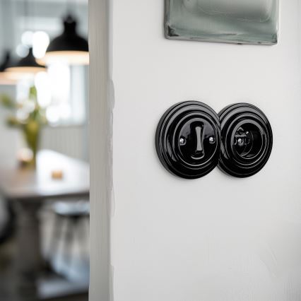 Kliklap - Ретро однополюсный выключатель №1 и розетка 230 В с рамкой, чёрный