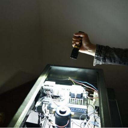 LED ліхтар LED/5W/3xAAA