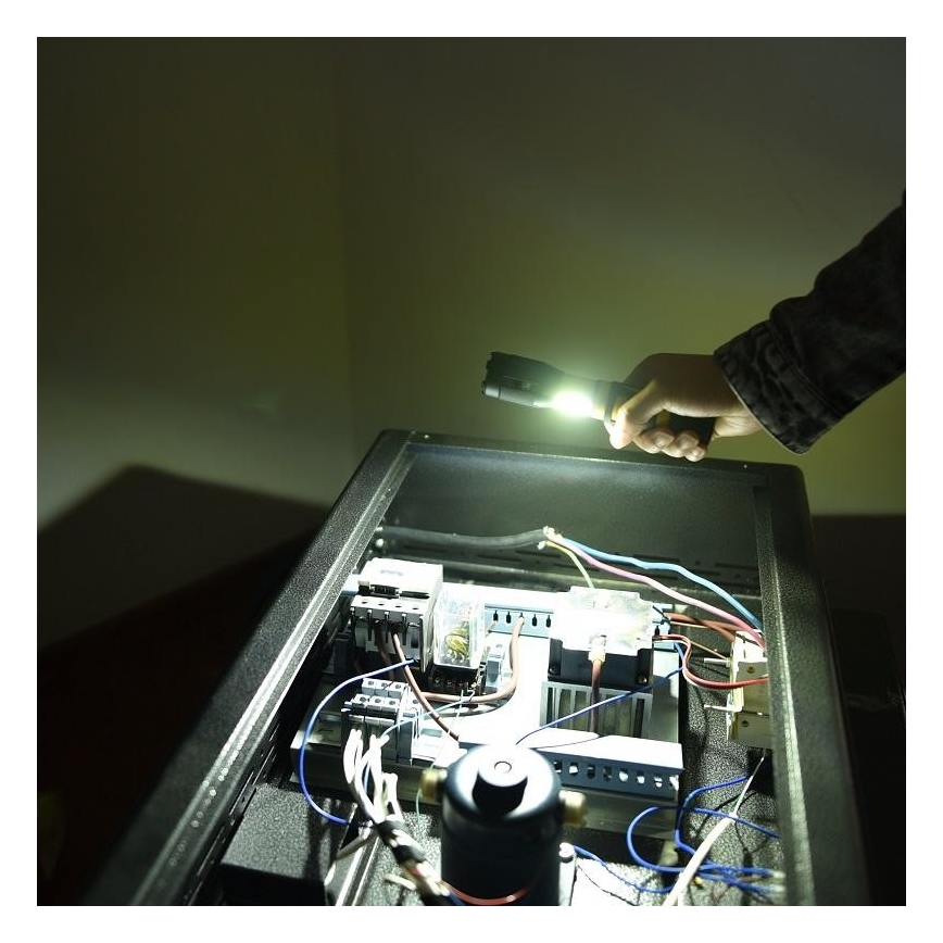 LED ліхтар LED/5W/3xAAA