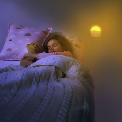 LED Нічник з датчиком освітленості в розетку 2xUSB LED/0,45W/230V 3000K