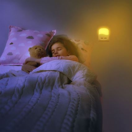 LED Нічник з датчиком освітленості в розетку 2xUSB LED/0,45W/230V 3000K