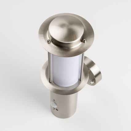 LED уличный настенный светильник с датчиком движения 1xE27/4,9W/230V IP44 матовый хром