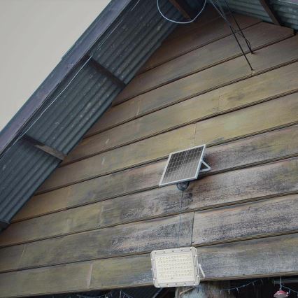 LED Вуличний з регулюванням яскравості прожектор на сонячній батареї LED/15W/3,2V IP65 4000K 12000 mAh білий + пульт дистанційного керування