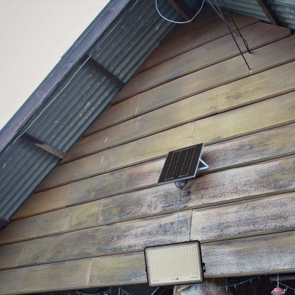 LED Вуличний прожектор на сонячній батареї LED/30W/3,2V 4000K чорний IP65 20000 mAh + пульт дистанційного керування