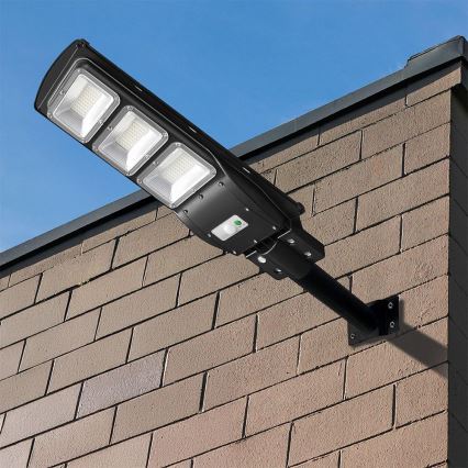 LED Вуличний ліхтар з датчиком руху і освітленості з регулюванням яскравості на сонячній батареї LED/12W/3,2V 6000K IP65 10000 mAh чорний + пульт дистанційного керування