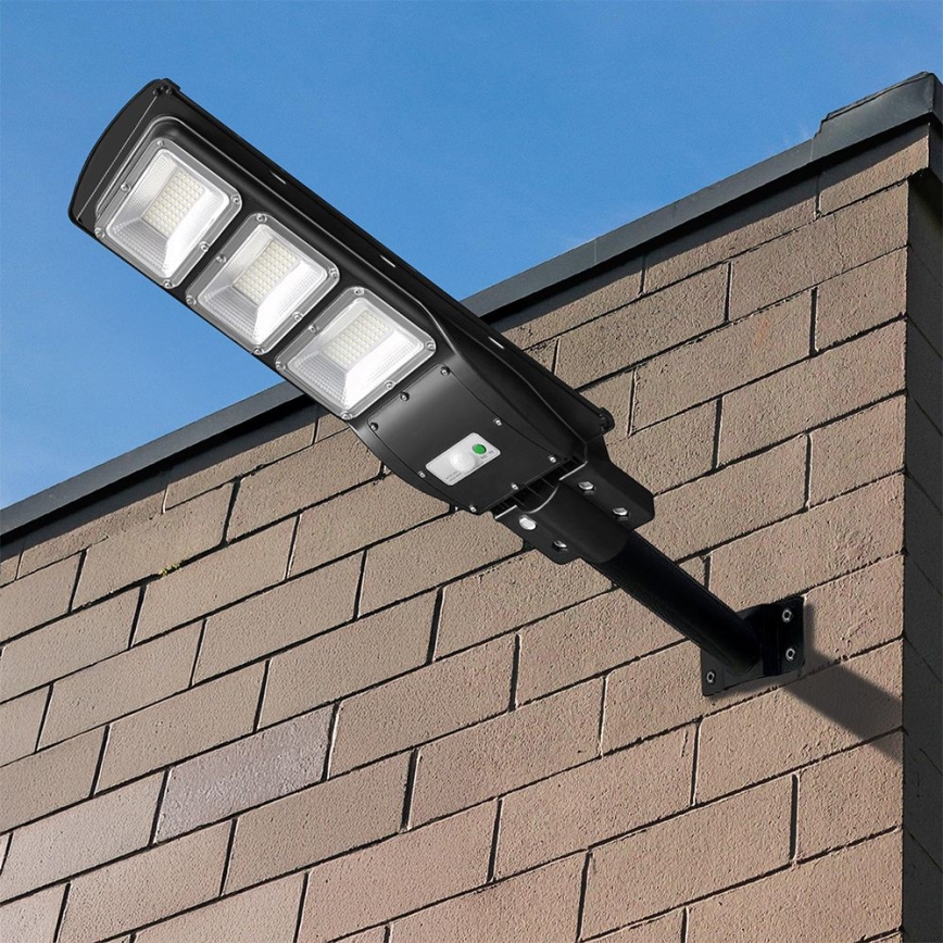 LED Вуличний ліхтар з датчиком руху і освітленості з регулюванням яскравості на сонячній батареї LED/12W/3,2V 6000K IP65 10000 mAh чорний + пульт дистанційного керування