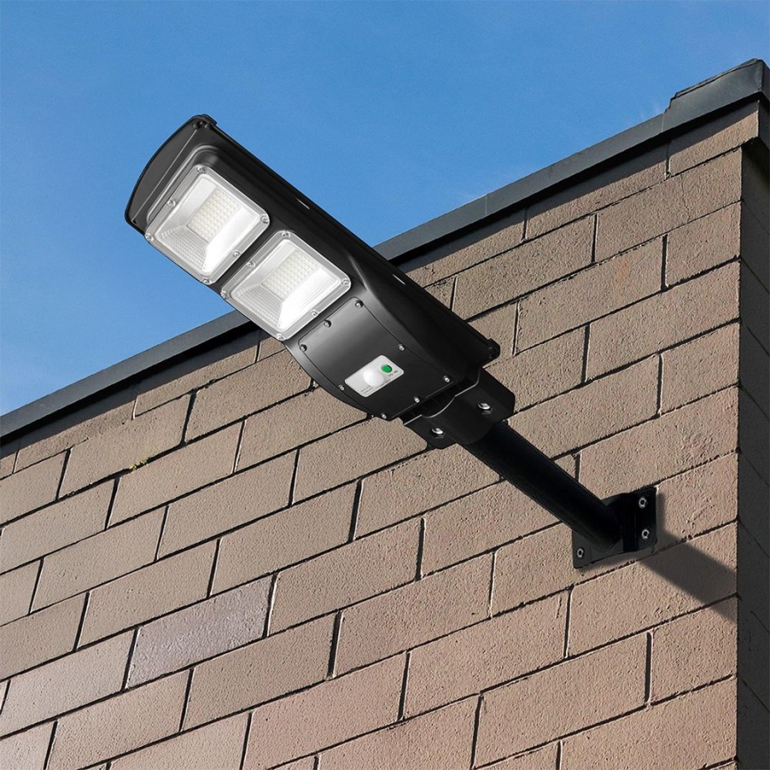 LED Вуличний ліхтар з датчиком руху і освітленості з регулюванням яскравості на сонячній батареї LED/8W/3,2V 6000K IP65 9000 mAh чорний + пульт дистанційного керування
