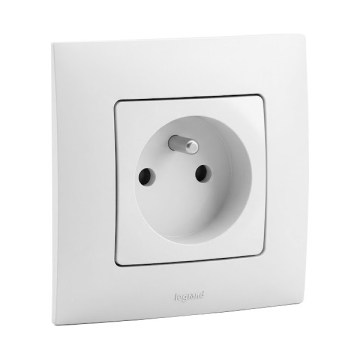 Legrand - Побутова розетка з рамкою NILOE 250V біла