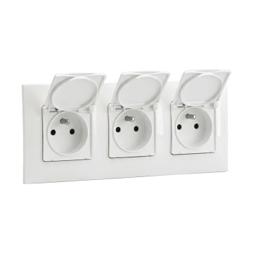 Legrand - Pотрійна зовнішня розетка для дому з рамкою NILOE 250 В IP44 біла