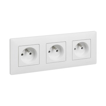 Legrand - Тройная бытовая розетка с рамкой NILOE STEP 250V белая