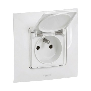 Legrand - Уличная розетка для дома с рамкой NILOE 250V IP44 белая