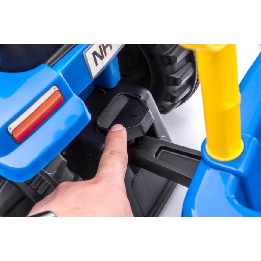 Машинка для катания NEW HOLLAND 2xAA синий/черный