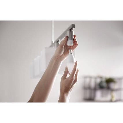 НАБОР 2x Светодиодная лампочка с регулированием яркости Philips Hue WHITE E14/5,5W/230V 2700K