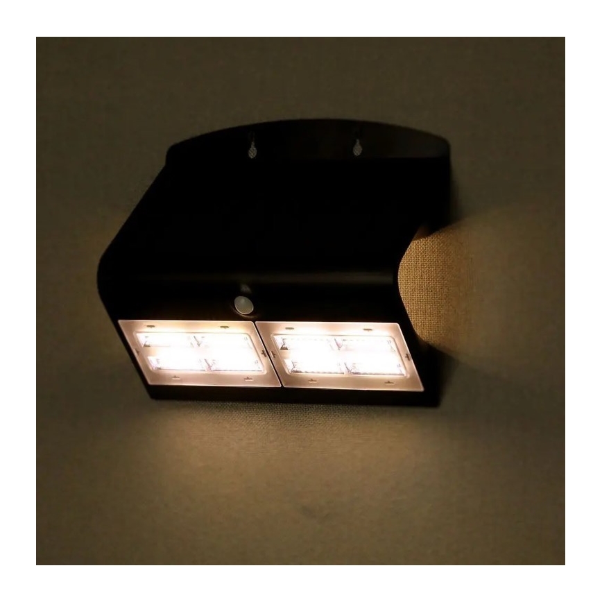 Настінний LED світильник на сонячній батареї з датчиком LED/7W/3,7V 4000K IP65 чорний