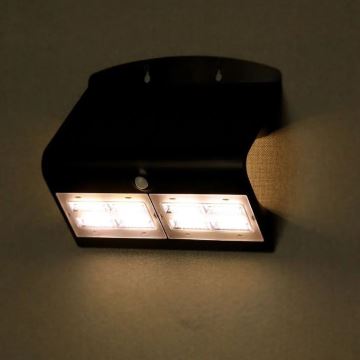 Настінний LED світильник на сонячній батареї з датчиком LED/7W/3,7V 4000K IP65 чорний