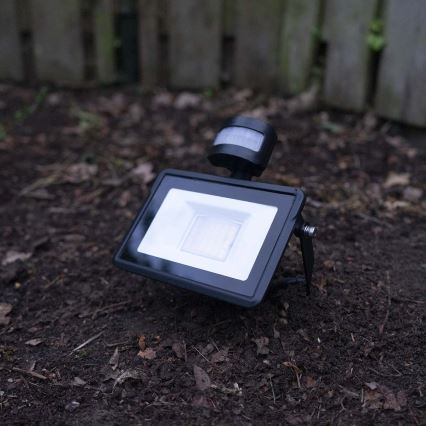 Світлодіодний прожектор із регулюванням яскравості та датчиком pohybu SmartLife LED/20W/230V 3000-6500K IP44 Wi-Fi