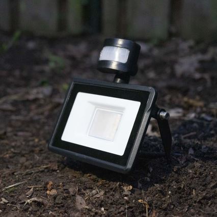 Светодиодный прожектор с регулированием яркости с датчиком движения SmartLife LED/20W/230V 3000-6500K IP44 Wi-Fi