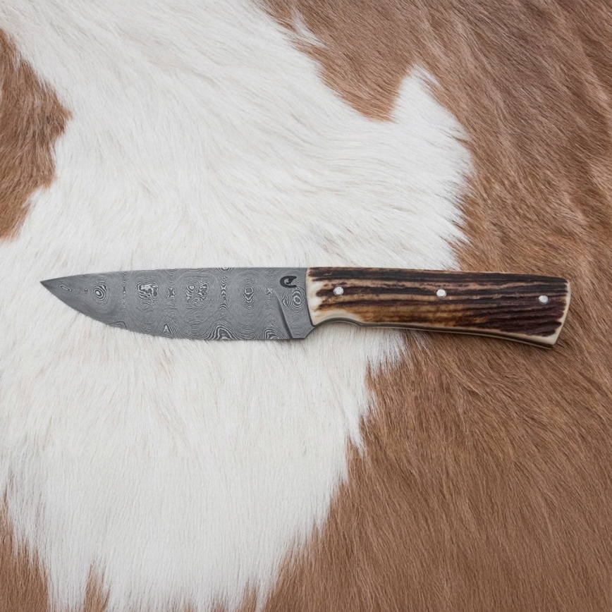 Охотничий нож из дамасской стали 11 см оленьи рога