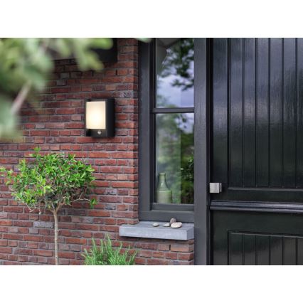 Philips - Уличный светодиодный настенный светильник с датчиком LED/6W 2700K IP44