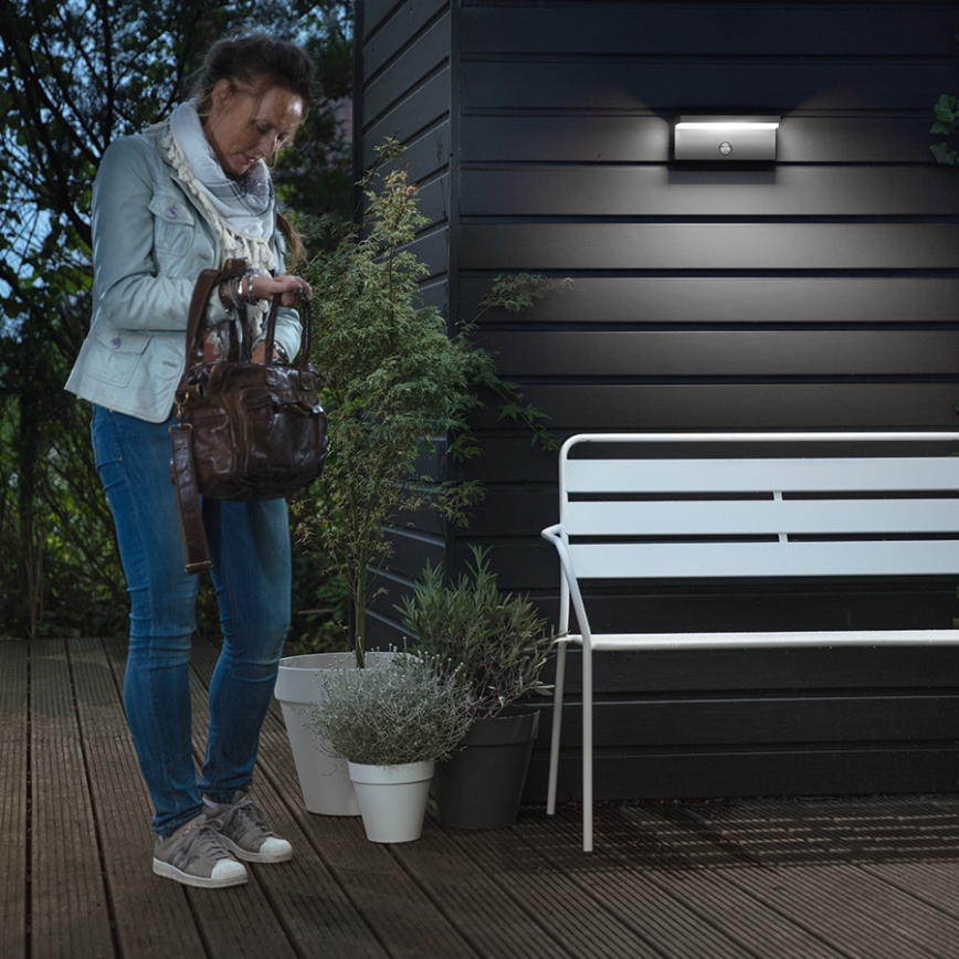 Philips - Уличный светодиодный настенный светильник с датчиком 2xLED/4,5W/230V 4000K IP44