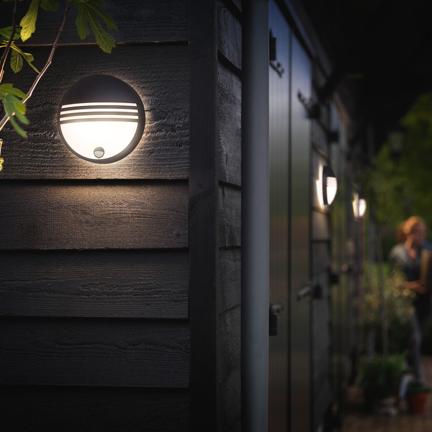 Philips - Уличный светодиодный настенный светильник с датчиком 1xLED/6W/230V IP44