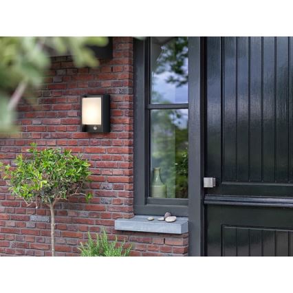 Philips - Уличный светодиодный настенный светильник с датчиком ARBOUR LED/3,8W/230V 2700K IP44