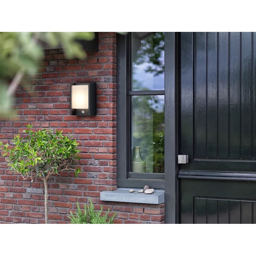 Philips - Уличный светодиодный настенный светильник с датчиком ARBOUR LED/3,8W/230V 2700K IP44