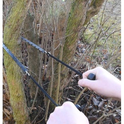 Ручная бензопила черная